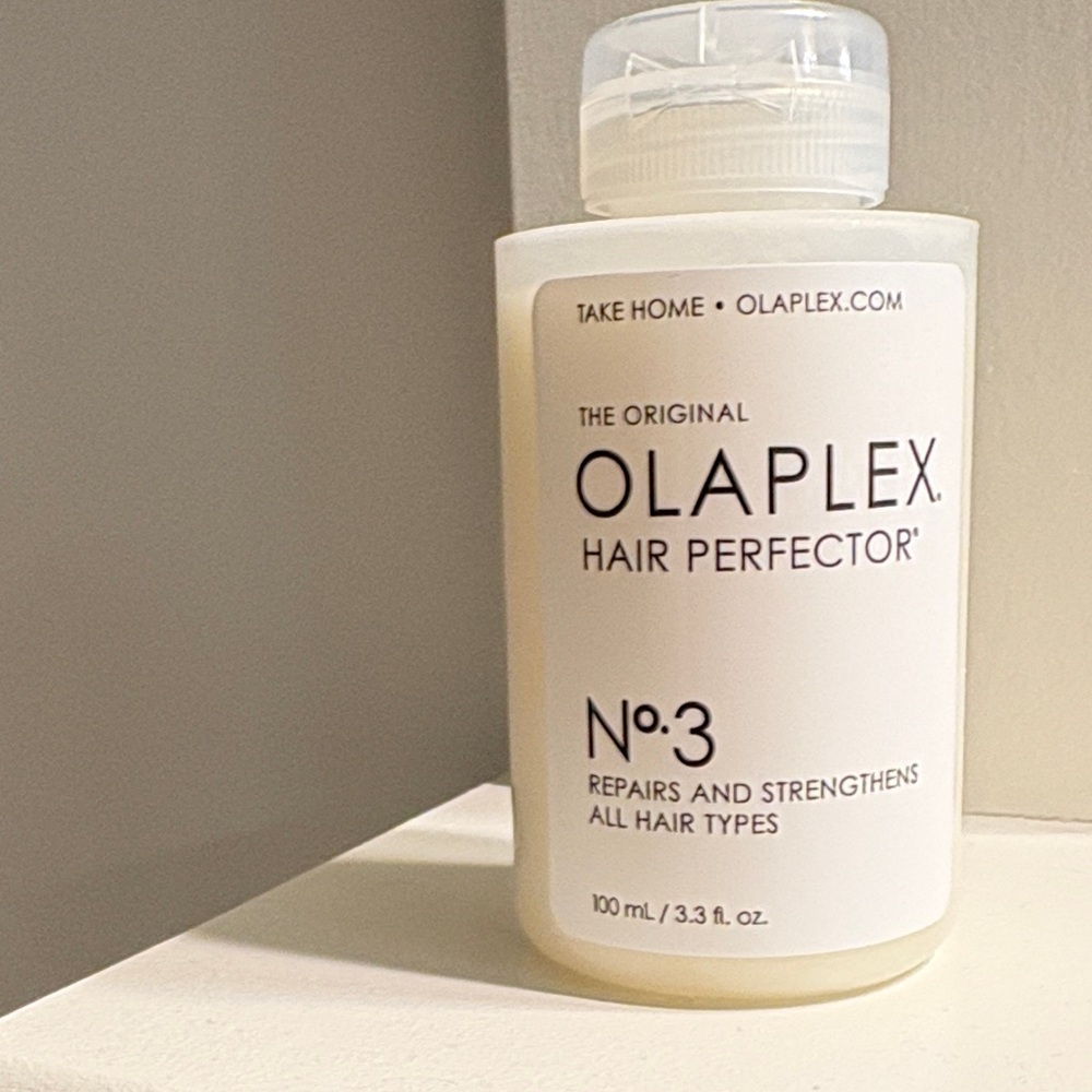 OLAPLEX No.3 Hair Perfector in White and Cream